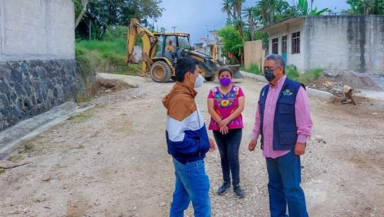 En recorrido de obra, el Alcalde de Teocelo, Ver., Mario Chama Díaz; la Síndica Municipal, Zayra del Carmen Martínez y el Director de Obras Públicas, Alberto Lucas Marín, inspeccionaron los trabajos en la calle Heberto Castillo Martínez; dicha obra comprende la rehabilitación con concreto hidráulico, guarniciones y banquetas, que brindarán un mejor acceso a los habitantes de las calles El Bambú y Camino a La Isla.

