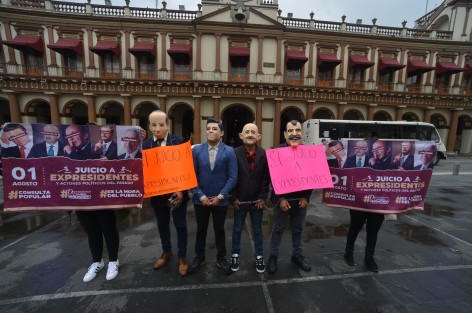 Jóvenes que se dijeron apartidistas y no pertenecer a ninguna organización realizaron un performance en la plaza Lerdo de Xalapa para exigir juicio político contra los ex presidentes, además repartir periódicos y volantes.  