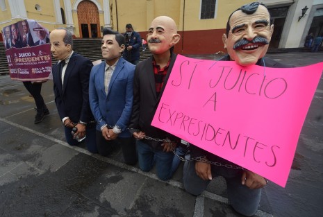 Jóvenes que se dijeron apartidistas y no pertenecer a ninguna organización realizaron un performance en la plaza Lerdo de Xalapa para exigir juicio político contra los ex presidentes, además repartir periódicos y volantes.  