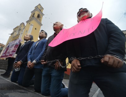 Jóvenes que se dijeron apartidistas y no pertenecer a ninguna organización realizaron un performance en la plaza Lerdo de Xalapa para exigir juicio político contra los ex presidentes, además repartir periódicos y volantes.  