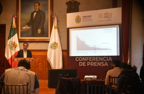 El gobernador de Veracruz, Cuitláhuac García, insistió en la necesidad del regreso a clases presenciales a partir de agosto, tal como lo anunció este jueves el presiente Andrés Manuel López Obrador. De acuerdo con el Mandatario, es necesaria la interacción de los alumnos con sus docentes y el propio entorno escolar, la cual no se logra frente a una pantalla y en el aislamiento en el hogar. 