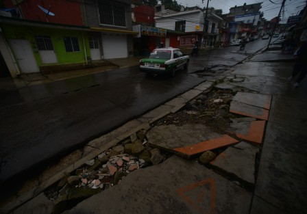 A pesar de que autoridades municipales ya habían reportado como reparado el hundimiento de la avenida Ébano, lo cierto es que sólo le trataron de rellenar con asfalto, que con las lluvias ya desapareció  y sigue el problema. 