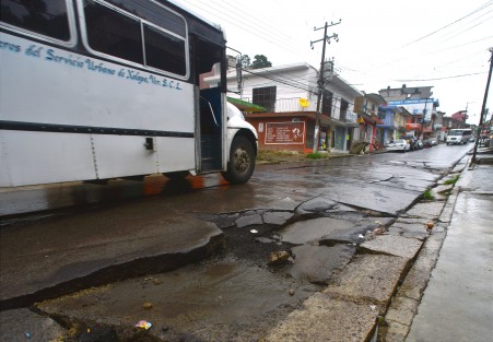 A pesar de que autoridades municipales ya habían reportado como reparado el hundimiento de la avenida Ébano, lo cierto es que sólo le trataron de rellenar con asfalto, que con las lluvias ya desapareció  y sigue el problema. 