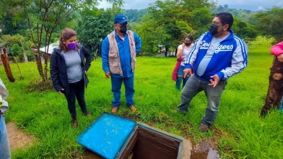 El día de hoy el alcalde de Teocelo Mario Antonio Chama Díaz acompañado de la Síndica Municipal Zayra del Carmen Martínez, del Director de Agua Potable, Erick Hernández Morales y del Director de Obra Pública, Alberto Lucas Marín, supervisaron el sitio de válvulas de control de la línea de conducción del Río Cocoxatla, con el objetivo de proyectar adecuaciones y mejoras para evitar que el desfogue de dichas válvulas afecte los predios.