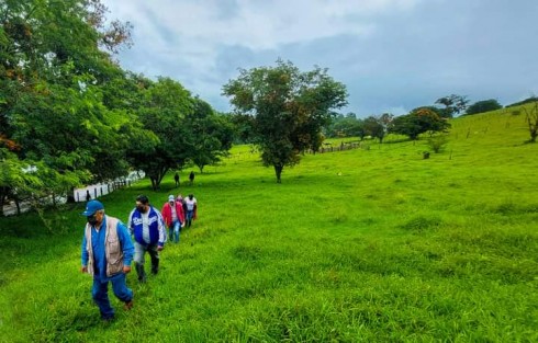 Durante el recorrido se observó erosión hídrica en los terrenos del sitio de válvulas, la cual que se agudiza en la temporada de lluvias y ciclones desde hace muchos años, para lo cual se han girado instrucciones a las direcciones de Obras Públicas y Agua potable para para analizar y proyectar soluciones viables que eviten afectaciones a los propietarios del predio del sitio. 