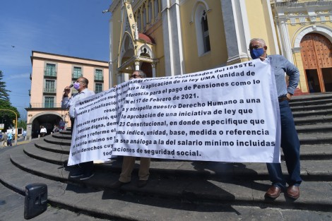 Pensionados del ISSSTE protestaron en Plaza Lerdo para exigir que se elimine la Unidad de Medida y Actualización (UMA), como referencia para el pago de pensiones. 