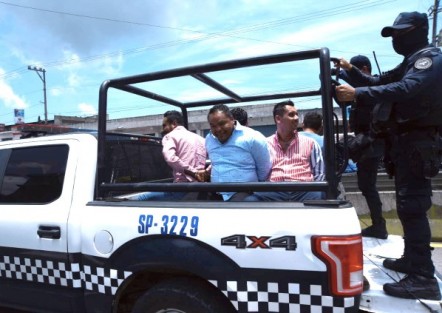 Elementos de Seguridad Pública intervinieron a 48 hondureños indocumentados y a 7 <em> polleros</em> cuando se encontraban tomando alimentos en un restaurante de Banderilla.  
