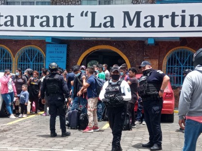 Elementos de Seguridad Pública intervinieron a 48 hondureños indocumentados y a 7 polleros cuando se encontraban tomando alimentos en un restaurante de Banderilla. 