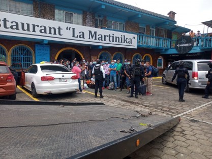 Elementos de Seguridad Pública intervinieron a 48 hondureños indocumentados y a 7 polleros cuando se encontraban tomando alimentos en un restaurante de Banderilla. Los detenidos fueron trasladados al cuartel Heriberto Jara Corona para revisión médica y posteriormente ser entregados a las Autoridades Migratorias.