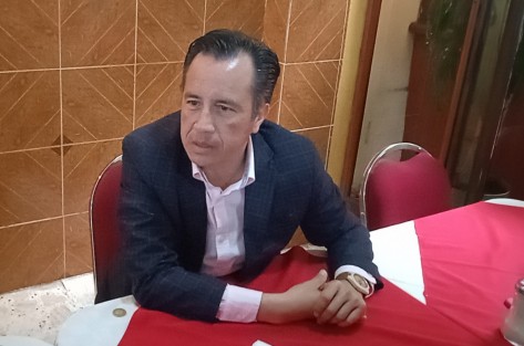 Del mismo modo García Jiménez descalificó las críticas de la magistrada Concepción Flores Saviaga, quien acusó que el Gobierno del Estado mete las manos en el Poder y ha colocado a personas sin experiencia con sueldos altísimos.