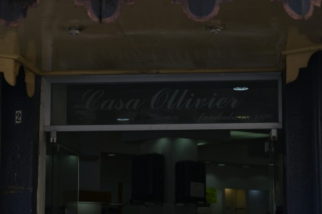 Empleados y el dueño de Casa Olivier desmintieron la versión de que este negocio esté quebrado o que deje de dar servicio. Explicaron que debido a que los dueños de este edificio del centro de Xalapa  ya no quisieron renovar el contrato de renta, ahora se mudarán a plaza Américas, donde contarán con instalaciones más amplias para poder atender a sus clientes.