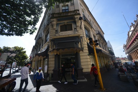 Empleados y el dueño de Casa Olivier desmintieron la versión de que este negocio esté quebrado o que deje de dar servicio. Explicaron que debido a que los dueños de este edificio del centro de Xalapa  ya no quisieron renovar el contrato de renta, ahora se mudarán a plaza Américas, donde contarán con instalaciones más amplias para poder atender a sus clientes.