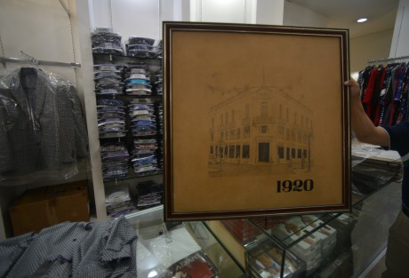 Desde hace 130 años esta tienda departamental ha permanecido en estas instalaciones, pero la sociedad dueña de este histórico edificio no les quiso seguir rentando, incluso cerraron primero el hotel que ahí se encontraba y en algunos días todos los demás locales también se verán obligados a cerrar, por lo que ahora tendrán que buscar otros sitios para poder seguir dándole trabajo a sus empleados.