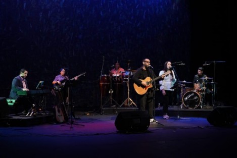 Las actividades de la Feria finalizaron con la presentación artística de Raízcuadrada, proyecto encabezado por el cantautor cubano Raysel Pérez.