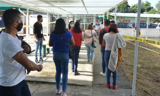 Con muy poca afluencia dio inicio la vacunación de personas de 30 a 39 años en el módulo de la escuela Carlos A. Carrillo de la ciudad de Xalapa.  En punto de las 9 de la mañana personal de Salud y Marina comenzó a aplicar la vacuna  Sinovac a los pocos asistentes.
