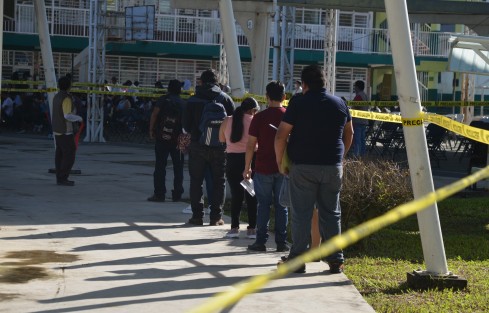 Con muy poca afluencia dio inicio la vacunación de personas de 30 a 39 años en el módulo de la escuela Carlos A. Carrillo de la ciudad de Xalapa.  En punto de las 9 de la mañana personal de Salud y Marina comenzó a aplicar la vacuna  Sinovac a los pocos asistentes.