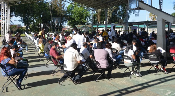 Con muy poca afluencia dio inicio la vacunación de personas de 30 a 39 años en el módulo de la escuela Carlos A. Carrillo de la ciudad de Xalapa.  En punto de las 9 de la mañana personal de Salud y Marina comenzó a aplicar la vacuna  Sinovac a los pocos asistentes.