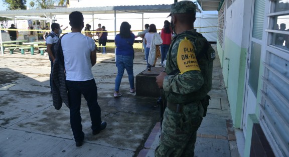 Con muy poca afluencia dio inicio la vacunación de personas de 30 a 39 años en el módulo de la escuela Carlos A. Carrillo de la ciudad de Xalapa. En punto de las 9 de la mañana personal de Salud y Marina comenzó a aplicar la vacuna Sinovac a los pocos asistentes. 