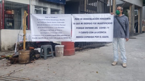 El señor Francisco Espinoza Ramírez se manifestó en las oficinas de la Secretaría de Salud, asegurando que fue despedido injustificadamente luego de haber enfermado de COVID-19, y pese a contar con licencia médica del ISSSTE. Pide su reinstalación.