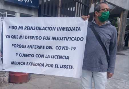 El señor Francisco Espinoza Ramírez se manifestó en las oficinas de la Secretaría de Salud, asegurando que fue despedido injustificadamente luego de haber enfermado de COVID-19, y pese a contar con licencia médica del ISSSTE. Pide su reinstalación.