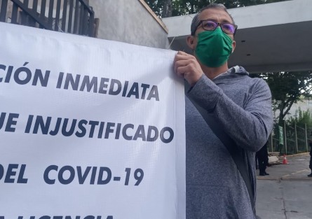 El señor Francisco Espinoza Ramírez se manifestó en las oficinas de la Secretaría de Salud, asegurando que fue despedido injustificadamente luego de haber enfermado de COVID-19, y pese a contar con licencia médica del ISSSTE. Pide su reinstalación.