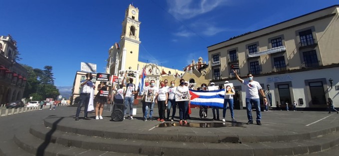 Cubanos radicados en Xalapa se manifestaron nuevamente en Plaza Lerdo, para exigir libertad y alto a las agresiones contra los manifestantes en su país, quienes desde el domingo 11 de julio iniciaron movilizaciones sociales y han sido reprimidos.