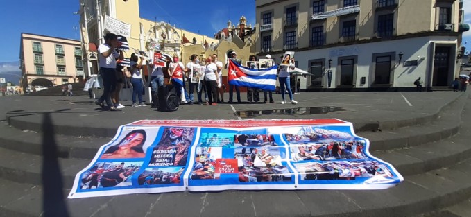 Cubanos radicados en Xalapa se manifestaron nuevamente en Plaza Lerdo, para exigir libertad y alto a las agresiones contra los manifestantes en su país, quienes desde el domingo 11 de julio iniciaron movilizaciones sociales y han sido reprimidos.