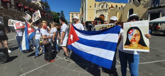 Los cubanos aseguraron que llevan una semana sin poderse comunicar con sus familiares, debido a las restricciones que han implementado las autoridades. Así mismo se sumaron a la exigencia de medicamentos, comida y servicios sanitarios por la pandemia de coronavirus  para sus paisanos. 