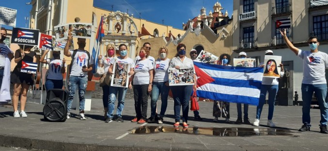 Los cubanos aseguraron que llevan una semana sin poderse comunicar con sus familiares, debido a las restricciones que han implementado las autoridades. Así mismo se sumaron a la exigencia de medicamentos, comida y servicios sanitarios por la pandemia de coronavirus  para sus paisanos. 