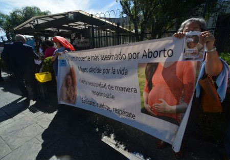 Con 25 a favor, 13 en contra y 1 abstención, este martes fue aprobado en lo general y en lo particular la despenalización del aborto en Veracruz.