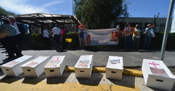 Con 25 a favor, 13 en contra y 1 abstención, este martes fue aprobado en lo general y en lo particular la despenalización del aborto en Veracruz.