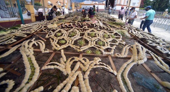 A diferencia de otros años en Xico, Ver., este no fue paseado el arco floral que se elabora para la fiesta de Santa María Magdalena; incluso se construyó en el atrio de la iglesia rodeado de vallas para que los curiosos no se aglomeraran y así tratar de evitar contagios de Covid-19. 