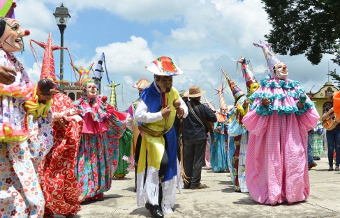 En caso de los danzantes, se reunieron en pequeños grupos y sus recorridos por las calles fueron más cortos; la mayoría de los que participaron llevaban cubrebocas  y al momento ingresar al atrio de la iglesia eran rociados con desinfectante. 