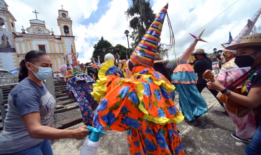 En caso de los danzantes, se reunieron en pequeños grupos y sus recorridos por las calles fueron más cortos; la mayoría de los que participaron llevaban cubrebocas  y al momento ingresar al atrio de la iglesia eran rociados con desinfectante. 