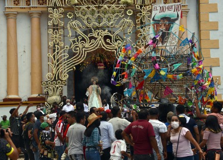 El arco fue levantado por muy pocas personas y los organizadores trataron de que no asistiera mucha gente, incluso no se difundió la hora, pero los esfuerzos fueron en vano ya que cientos de xiqueños y visitantes se dieron cita para pasear a los toros encuetados con música de banda y muchas bebidas. 