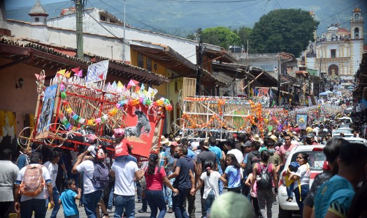 El arco fue levantado por muy pocas personas y los organizadores trataron de que no asistiera mucha gente, incluso no se difundió la hora, pero los esfuerzos fueron en vano ya que cientos de xiqueños y visitantes se dieron cita para pasear a los toros encuetados con música de banda y muchas bebidas. 