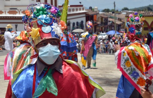 A diferencia de otros años en Xico, Ver., este no fue paseado el arco floral que se elabora para la fiesta de Santa María Magdalena; incluso se construyó en el atrio de la iglesia rodeado de vallas para que los curiosos no se aglomeraran y así tratar de evitar contagios de Covid-19. 