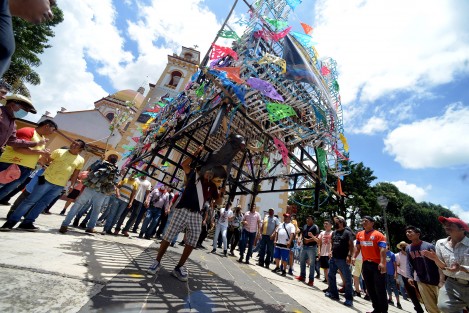 A diferencia de otros años en Xico, Ver., este no fue paseado el arco floral que se elabora para la fiesta de Santa María Magdalena; incluso se construyó en el atrio de la iglesia rodeado de vallas para que los curiosos no se aglomeraran y así tratar de evitar contagios de Covid-19. 