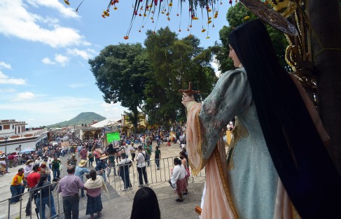 A diferencia de otros años en Xico, Ver., este no fue paseado el arco floral que se elabora para la fiesta de Santa María Magdalena; incluso se construyó en el atrio de la iglesia rodeado de vallas para que los curiosos no se aglomeraran y así tratar de evitar contagios de Covid-19. 