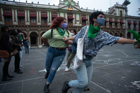 Luego de que en el  Congreso del Estado se aprobara reforma al Código Penal que permite la Interrupción Legal del Embarazo hasta la semana 12 de gestación, feministas celebraron la decisión en la Plaza Lerdo.