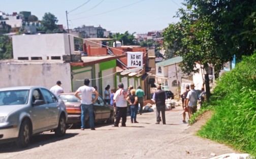 Vecinos de las colonias Niños Héroes, Lomas de San Roque y otras, hartos de ser ignorados por autoridades municipales y de Tránsito del Estado reabrieron el paso de la calle Agua Dulce, que desde hace casi un mes fue cerrada por la introducción de un drenaje particular y hasta hoy no se termina.