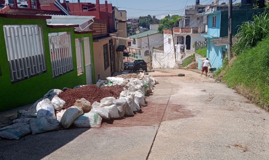 Vecinos de las colonias Niños Héroes, Lomas de San Roque y otras, hartos de ser ignorados por autoridades municipales y de Tránsito del Estado reabrieron el paso de la calle Agua Dulce, que desde hace casi un mes fue cerrada por la introducción de un drenaje particular y hasta hoy no se termina.