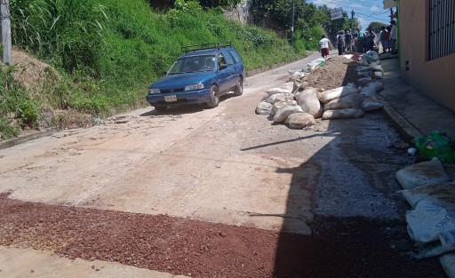 Desde temprano, vecinos del lugar quitaron el escombro dejado por los trabajadores de CMAS  y movieron un auto maceta que tiene años estorbando el paso de dicha calle. 