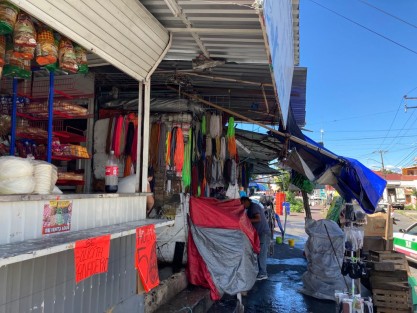 Comerciantes informales instalados en una parte del mercado La Rotonda, en Xalapa, se encuentran sin energía eléctrica desde hace unos días, debido a que el Ayuntamiento ordenó su corte en atención a la queja de locatarios que sí pagan el servicio, pues los primeros están conectados ilegalmente, a la red de alumbrado público. 