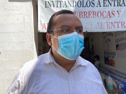 Juan Ramón Moro Ponce, encargado de Comunicación Social del mercado, explicó que desde hace 19 años los comerciantes informales se instalaron ahí por el exalcalde Reynaldo Escobar, con el ofrecimiento de luz y agua gratis,mientras los locatarios sí los pagan.  