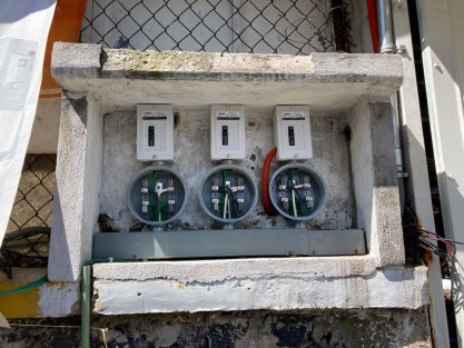 Juan Ramón Moro Ponce, encargado de Comunicación Social del mercado, explicó que desde hace 19 años los comerciantes informales se instalaron ahí por el exalcalde Reynaldo Escobar, con el ofrecimiento de luz y agua gratis,mientras los locatarios sí los pagan.  