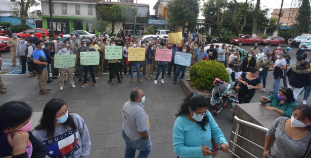 Trabajadores de CMAS Xalapa se manifestaron frente a las oficinas de la dependencia en la Avenida Miguel Alemán, en demanda de implementos de trabajo como: palas, picos, botas de hule, llaves stilson, uniformes, etc., así como mantenimiento a los vehículos. 