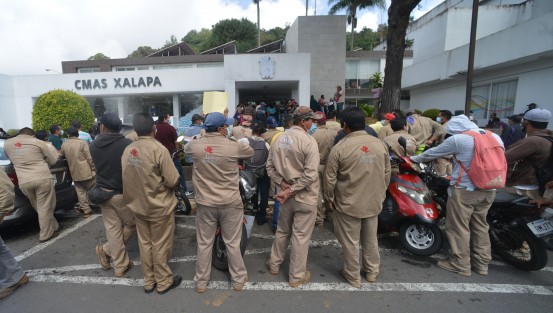 Trabajadores de CMAS Xalapa se manifestaron frente a las oficinas de la dependencia en la Avenida Miguel Alemán, en demanda de implementos de trabajo como: palas, picos, botas de hule, llaves stilson, uniformes, etc., así como mantenimiento a los vehículos. 