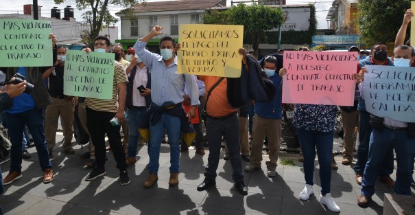 El secretario general del Sindicato de CMAS, Roberto Méndez Castillo, dijo que son cerca de 800 trabajadores sindicalizados, mismos que están a la espera de los uniformes y herramienta que debieron entregárselas desde el 30 de junio.  