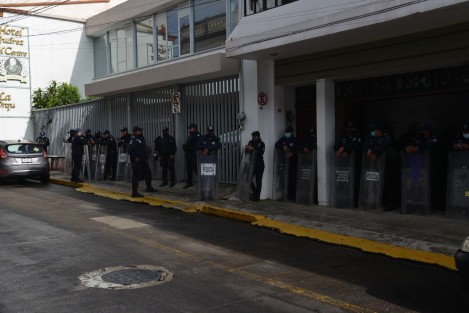 La magistrada presidenta del Tribunal Electoral de Veracruz, Claudia Díaz Tlablada, encabeza la sesión de cómputo del municipio de Chiconamel, en el OPLE, por lo cual elementos de la SSP hicieron presencia en las inmediaciones de dichas oficinas. 